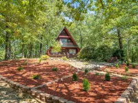 Woodsy Cabin Perfect for a Couple or a Group! Hotels in Hot Spring County