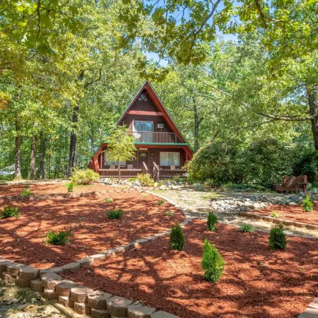 Woodsy Cabin Perfect for a Couple or a Group!