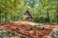 Woodsy Cabin Perfect for a Couple or a Group!