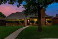 Updated 4 Bedroom Home Pool, Sleeps 8 Wifi Garage Hotels near MIDWAY COMMONS
