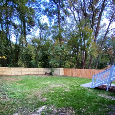 Modern 3-bedroom house, TV each room,big fence yard, Pet stay free, Lighted Deck
