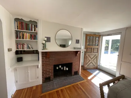 Darling Cape Cottage - Steps from Downtown Harwich Port Отели в г. Harwich Port