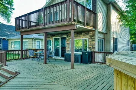 "Pier"adise on Long Lake - Lakefront Home Отели рядом с достопримечательностью «Latitude 42° Brewing Company Portage»