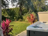 Cutchogue Farmhouse Estate with hot tub and gardens, walk to beach & vineyards