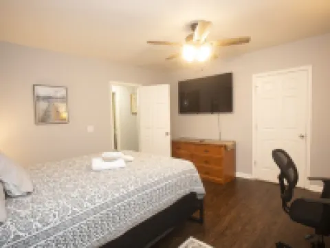 Spacious 3Br/2BA Home-Fast WiFi, Smart TVs,Free Netflix,Furnished Patio- Pets OK Hotels in Gilmer