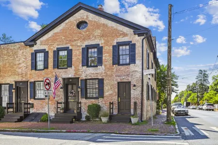 Charming Historic Townhouse Steps From USNA Отели рядом с достопримечательностью «Уильям Пака Хаус & Гарден»