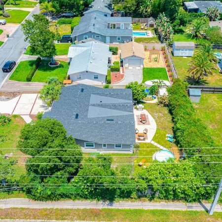 WOW 4 blocks to beach w/ Unique POOL! 3min walk to local coffee/shops/playground