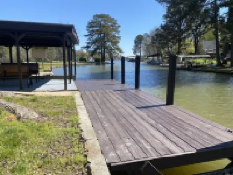 New updated property, Lake front, quiet cove! Kayaks!