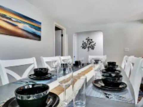 Navy Graduation ~ 6 Flags ~ Bristol Renaissance Faire ~ Casino ~ Outlet Malls โรงแรมในGurnee