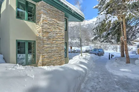 Modern, MTN Retreat w/ Fireplace, Pool, Hot Tub, Steps to Snowmass Base Village Отели рядом с достопримечательностью «Аспен Сноумасс Ски Резорт»