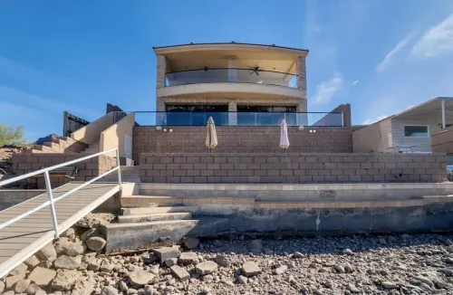 Riverfront with private dock, river views from every room & arcade games!