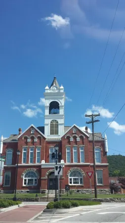 Cozy Cabin on 4 Acres of Fun! Pavilion, Firepit, Swing, Walking Trail to Creek!