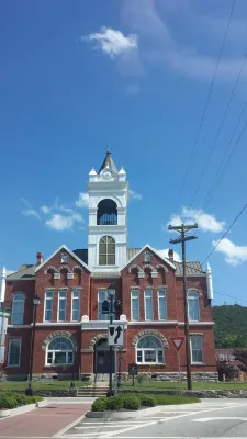 Cozy Cabin on 4 Acres of Fun! Pavilion, Firepit, Swing, Walking Trail to Creek!
