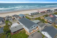 Brand New Lavish Townhome Duplex w 2 Private Hot Tubs & 2 Saunas