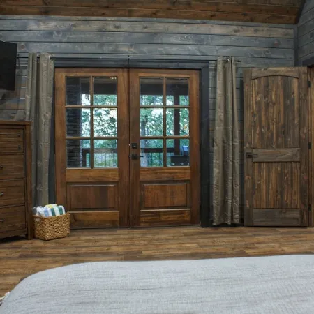 Luxury Cabin adjoining Robber's Cave State Park