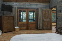 Luxury Cabin adjoining Robber's Cave State Park