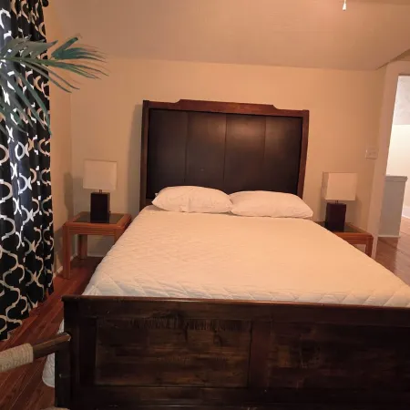 Beautiful Spacious Home - Near Charles Schwab Field- CWS, CHI Arena, Downtown
