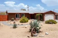 Spacious Studio w/ Kitchenette, Bathroom, Private Yard/Entrance. JT/Hi Desert