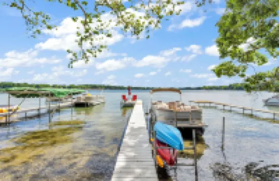 Waterfront lake cottage on gorgeous Clark Lake in Jackson! 4 bedrooms, sleeps 10