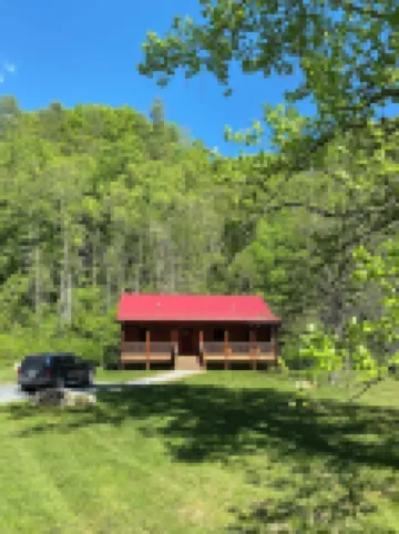 New 2/2 Log Cabin, Rushing Trout Stream, Hot Tub, Fireplace, 8 acres, WiFi