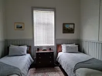 Heritage Timber Cottage - close to shops & amenities