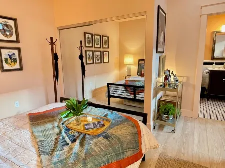 Walk to everything! Quiet downtown guest cottage. Отели в г. Лафайетт