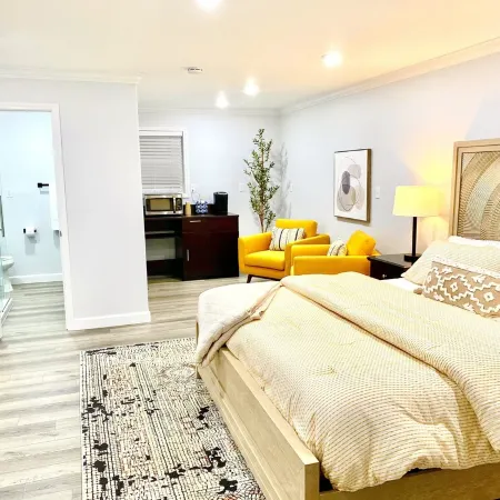 Lovely suite located on the property of a historic estate in Mena.