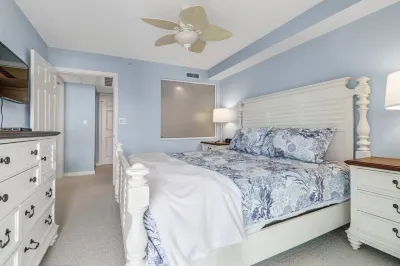 Beautiful 1-bedroom condo with the best views ocean,back bay & beautiful sunset Santini Marina Shopping Plaza附近的飯店
