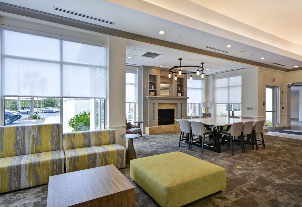 힐튼 가든 인의 객실 내부와 냉장고, 전자레인지