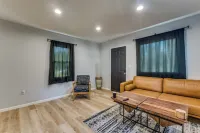 "Stylish Oasis: Modern Comfort! Hotel a Reno County