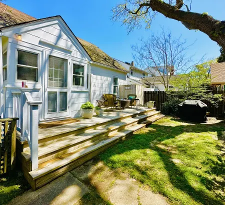 Centrally located in town Classic Beach Cottage Отели рядом с достопримечательностью «Рехобот-Бич»