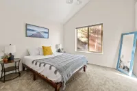 Beautiful | Hot Tub | Pet Friendly | Fenced