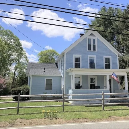 Classic Mystic Retreat Walking Distance to Downtown