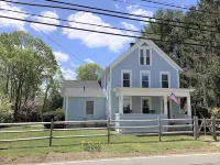 Classic Mystic Retreat Walking Distance to Downtown