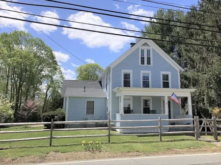 Classic Mystic Retreat Walking Distance to Downtown