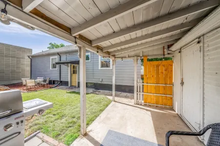 Adorable Downtown Loveland Chalet