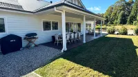 Country Escape: Luxe Family Haven with Sports Court, Games& Entertainment Galore