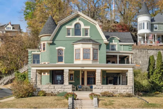 Stone Cliff Manor- historic home with unique history.  Perfect for large groups