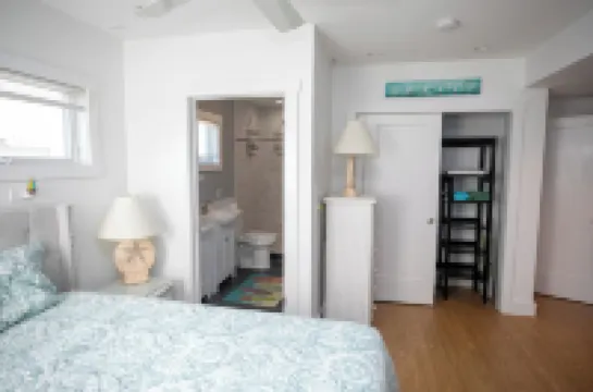 4 Bedroom Ship Bottom Beach House w/Hot Tub + Game room! 1 Block to the Beach!