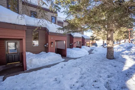 Ski in/Out at Lutsen Mountains. Family-Sized Base Camp, on the Trails in Lutsen!