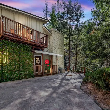 Wonderland ~ Dog friendly forest retreat, near lake, fast Wifi & EV charger