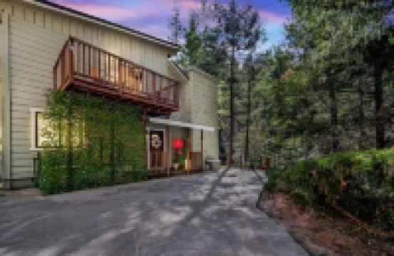 Wonderland ~ Dog friendly forest retreat, near lake, fast Wifi & EV charger