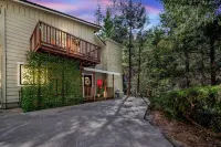 Wonderland ~ Dog friendly forest retreat, near lake, fast Wifi & EV charger