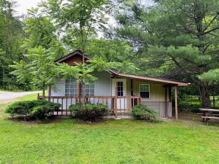 1 bed cottage, grill, fire pit, Very close to Red River Gorge!! Отели рядом с достопримечательностью «Daniel Boone Campground in Red River Gorge»