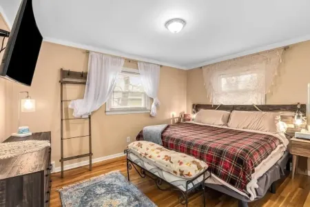 Cozy 3BR Gem - Near Detroit Airport Отели рядом с достопримечательностью «Fountain Bleu Health and Rehabilitation Center»