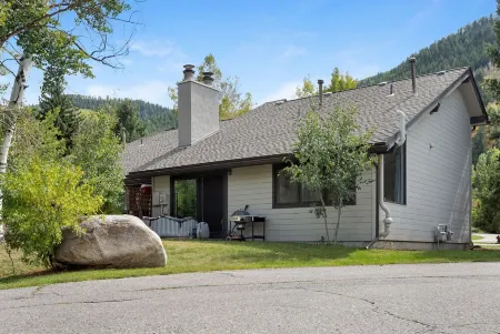 Prime Location Townhouse in EagleVail, perfect for Ski and Summer vacations
