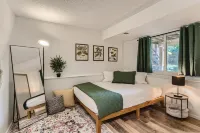 Charming Bungalow - Longmont- Nearby Lyons Pet Friendly fenced yard