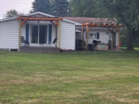 NEW! Royal Bungalow Lake House W/ Lake view & access - Canadian Lakes