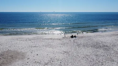 Beautiful Gulf 4 BR/4 Bath, High End Furnishings w/Beach Gear and Kayak! Отели в г. Дофин-Айленд