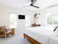Mtn views, pool, hot tub, fire pit / 2 King suites / game room / modern & luxe Hotels in Tanque Verde